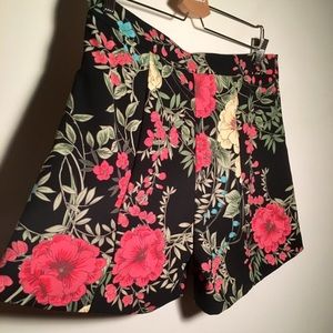NEW YORK & COMPANY tropical shorts. Never worn